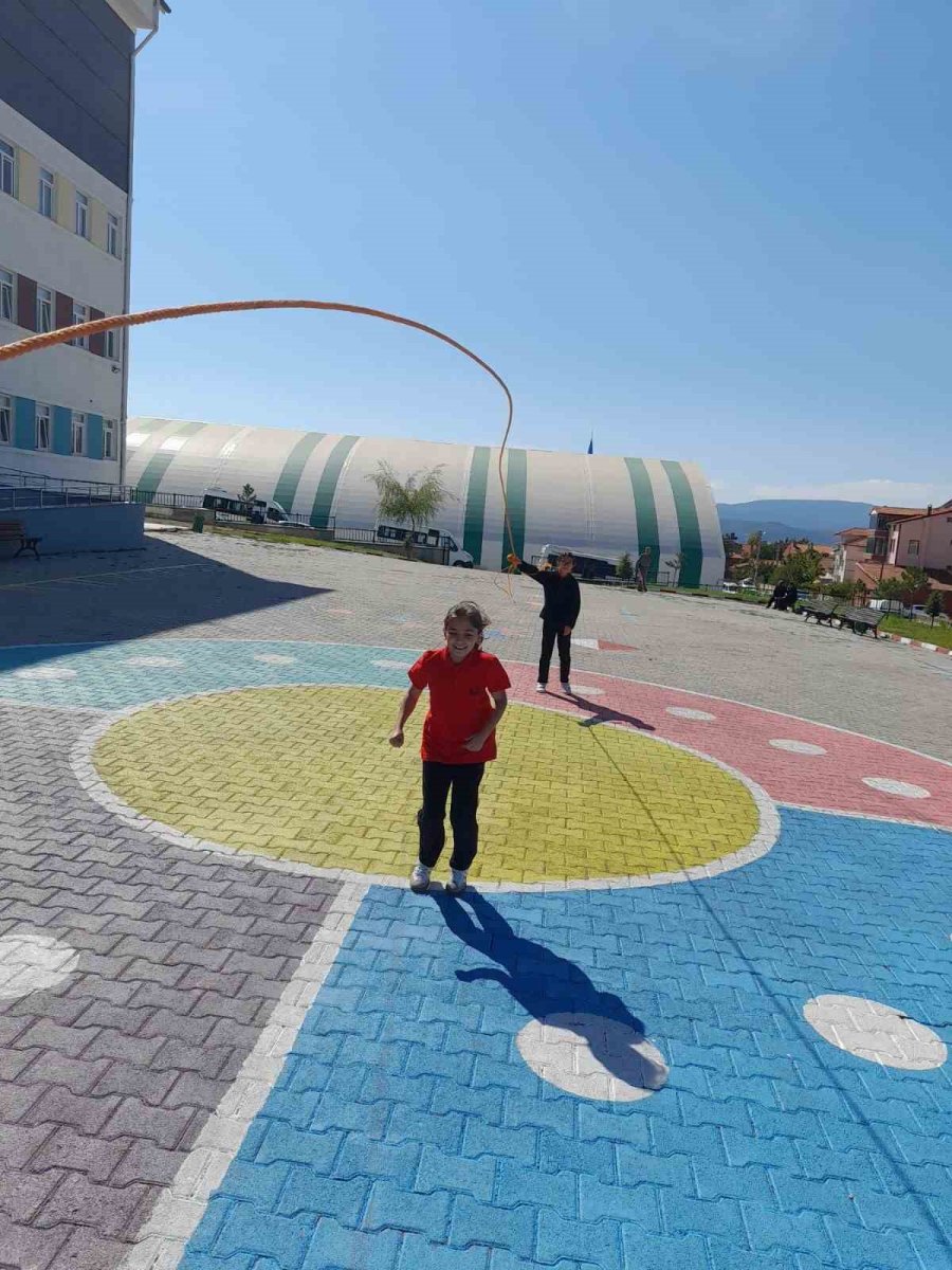 tavsanlida-5inci-sinif-ogrencileri-hem-oyunlarla-ogreniyor-hem-de-egleniyor