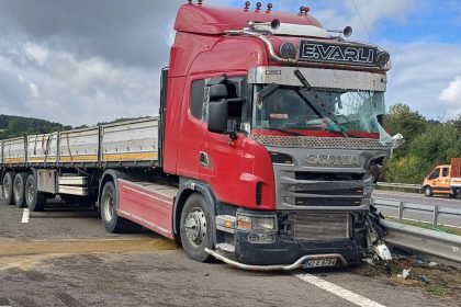 temde-bariyerlere-carpan-tirin-dorsesindeki-demir-profiller-yola-sacildi-1-yarali