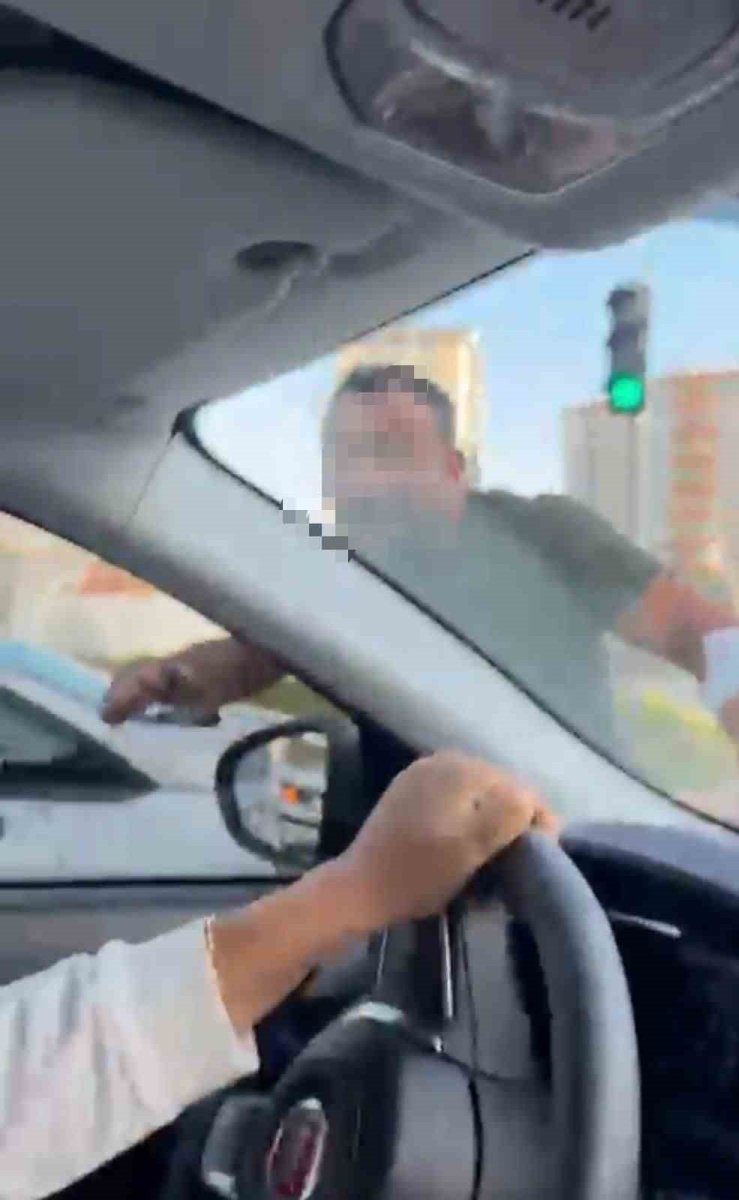 trafikte-tartistigi-kadinlarin-otomobilini-yumrukladi