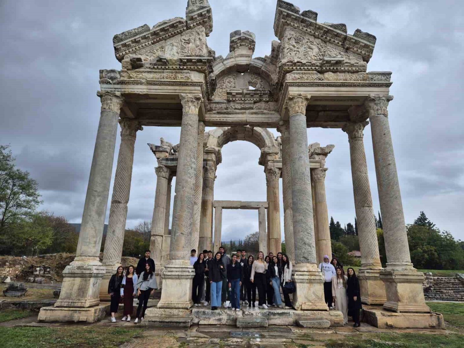 universite-ogrencileri-aydini-yakindan-tanidi