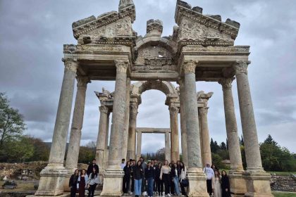 universite-ogrencileri-aydini-yakindan-tanidi