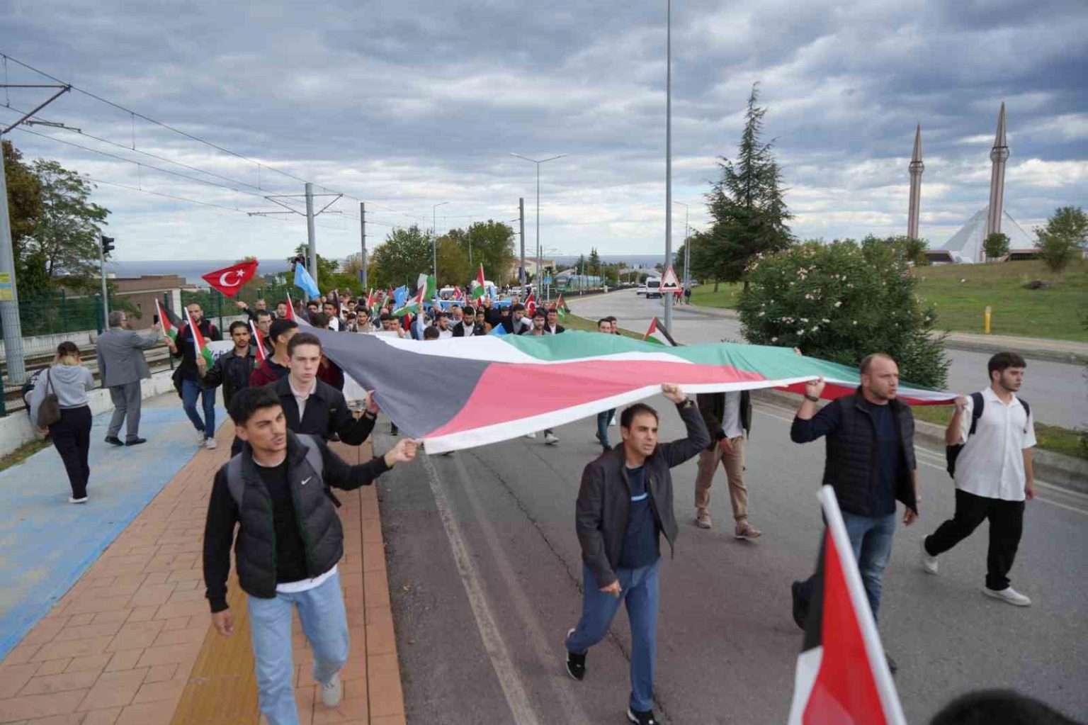 universite-ogrencileri-filistin-icin-yurudu-gercek-guc-vicdanda-ve-bilimde-saklidir