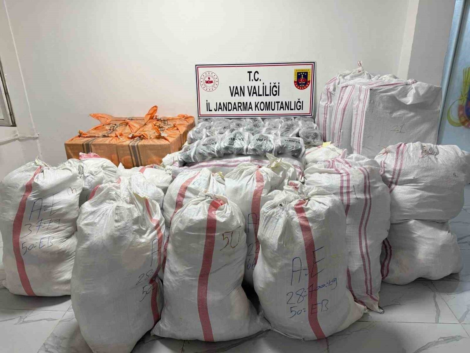 vanda-gumruk-kacagi-malzemeler-ele-gecirildi