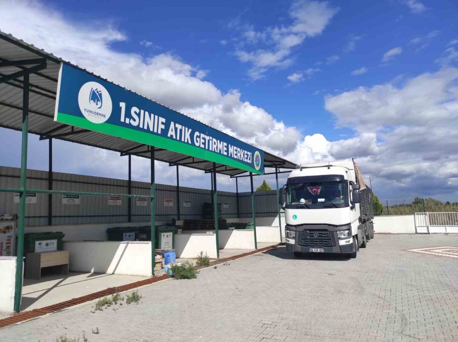 yunusemrede-3-bin-200-kilogram-ilac-topragi-zehirlemeden-imha-edildi