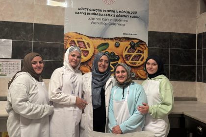 yurtta-kalan-kiz-ogrenciler-mutfaga-girdi