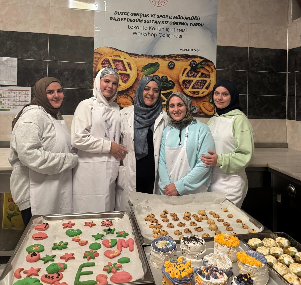 yurtta-kalan-kiz-ogrenciler-mutfaga-girdi