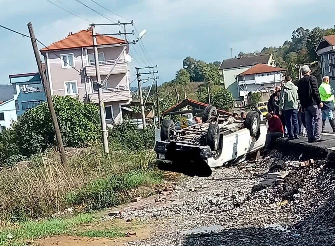 zonguldakta-il-ozel-idare-araci-bahceye-uctu-1-yarali