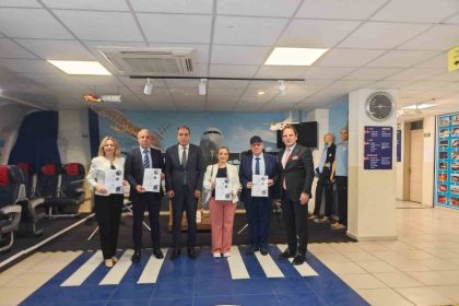 aksu-ucak-okuluna-modern-kutuphane-ve-etut-odasi