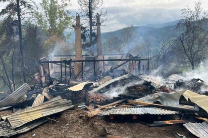 alevlere-teslim-olan-ahsap-ev-kule-dondu