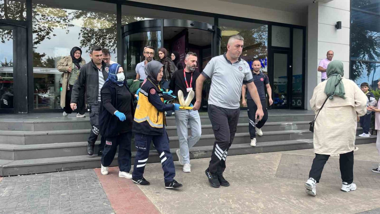alisveris-merkezinin-merdiveninden-dusen-yasli-kadin-yaralandi