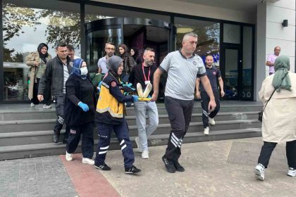 alisveris-merkezinin-merdiveninden-dusen-yasli-kadin-yaralandi