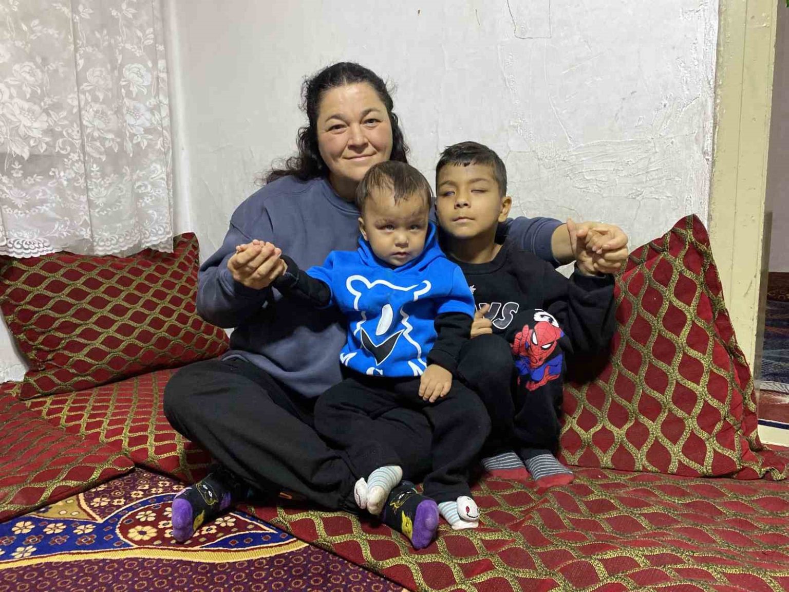 annelerinin-yuzunu-ve-dunyanin-renklerini-ilk-defa-gorduler