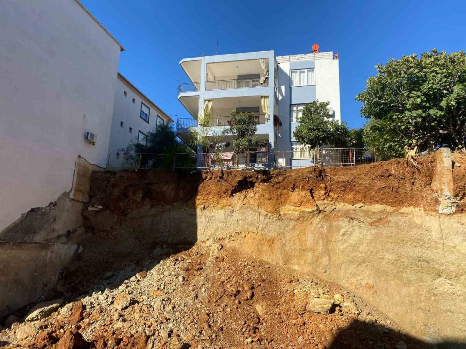 antalyada-kazi-sirasinda-toprak-kaymasi-yasanan-alan-goruntulendi