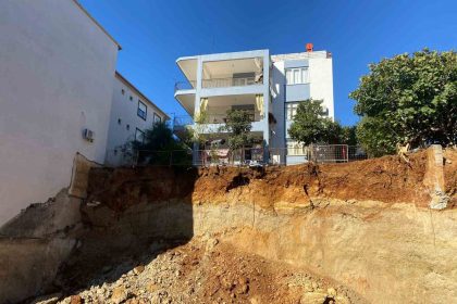 antalyada-kazi-sirasinda-toprak-kaymasi-yasanan-alan-goruntulendi