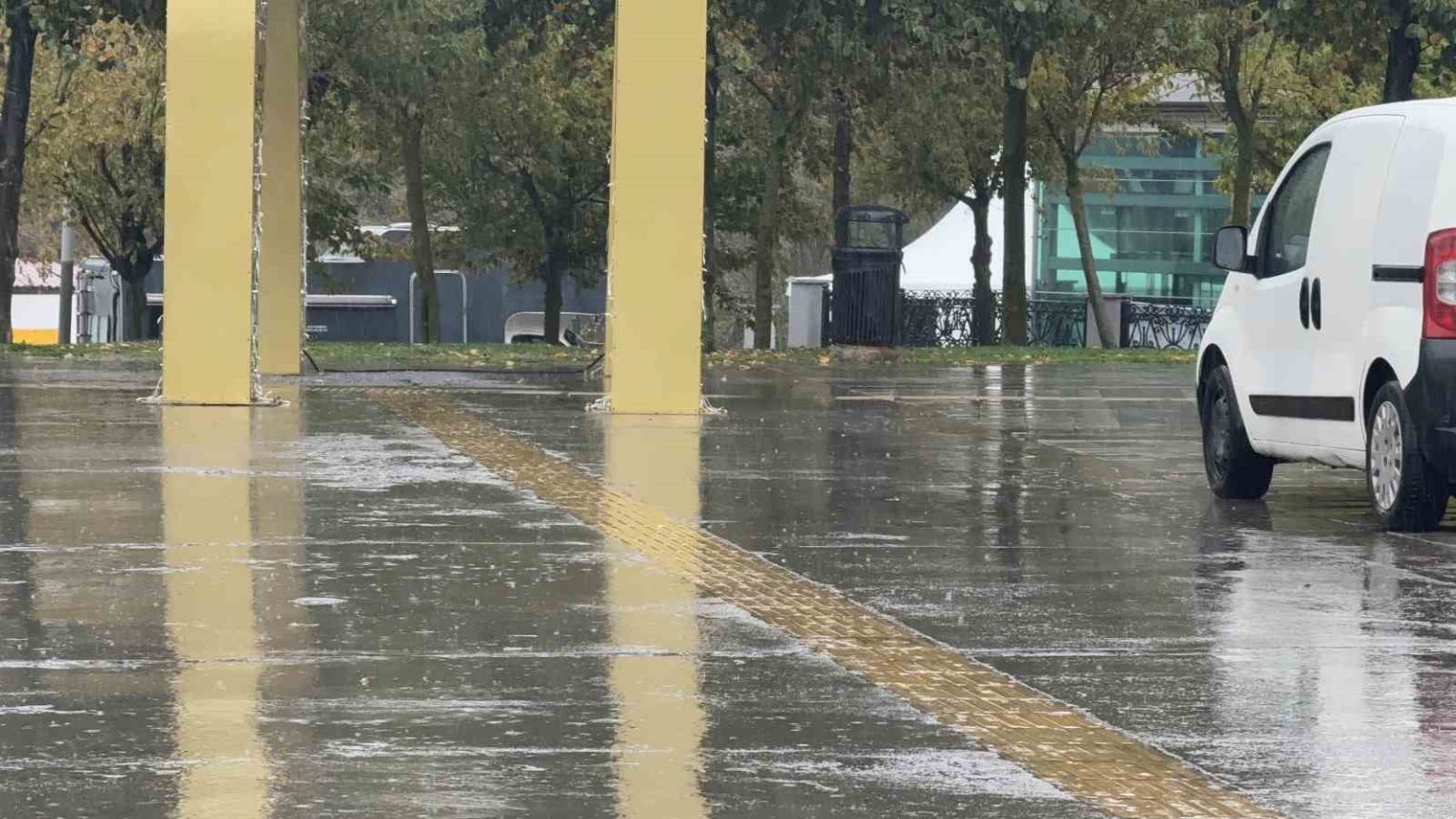 arnavutkoyde-aniden-bastiran-yagmura-vatandaslar-hazirliksiz-yakalandi