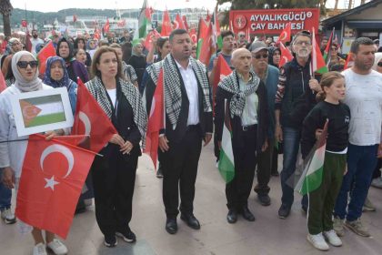 ayvalikta-filistine-destek-yuruyusu