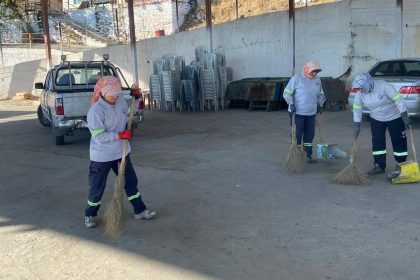 bozdogan-belediyesi-ekiplerinden-cemiyet-sonrasi-temizlik-mesaisi