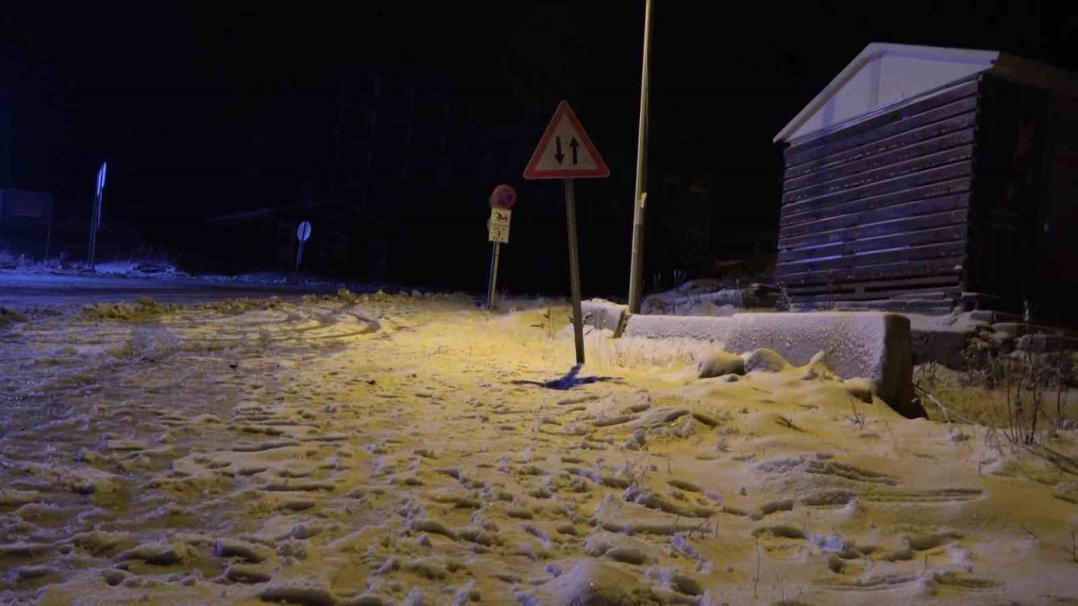 bursada-kar-yagisini-gorenler-gece-yarisi-uludaga-akin-etti