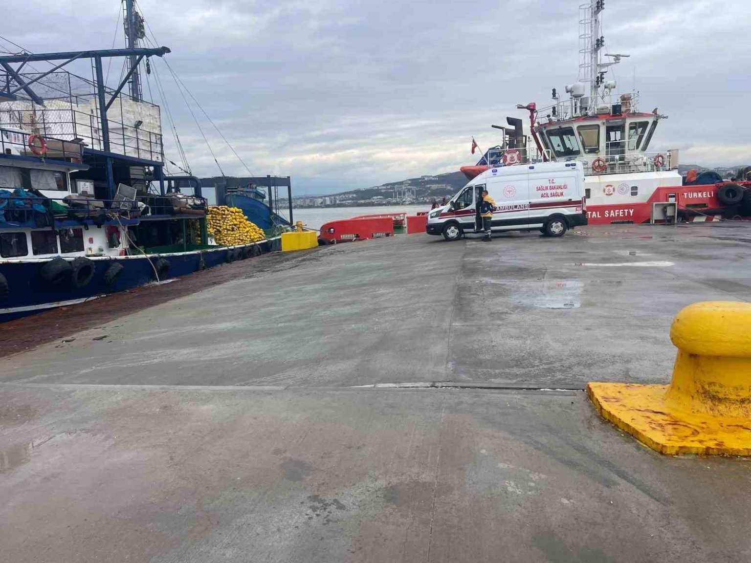 canakkale-bogazinda-balikcilar-denizde-cirpinan-bir-kisiyi-kurtardi