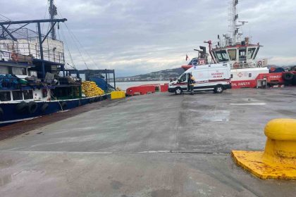 canakkale-bogazinda-balikcilar-denizde-cirpinan-bir-kisiyi-kurtardi