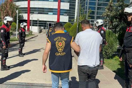 cinayet-davasi-esnasinda-silahla-adliye-onune-gelen-3-sahis-yakalandi