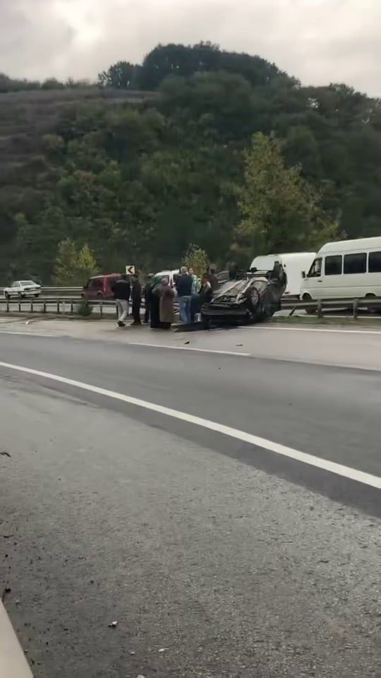 d-100de-surucusunun-kontrolunden-cikan-otomobil-takla-atti-1-yarali