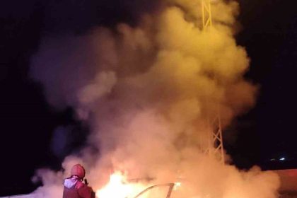 dortyolda-otomobil-alevlere-teslim-oldu