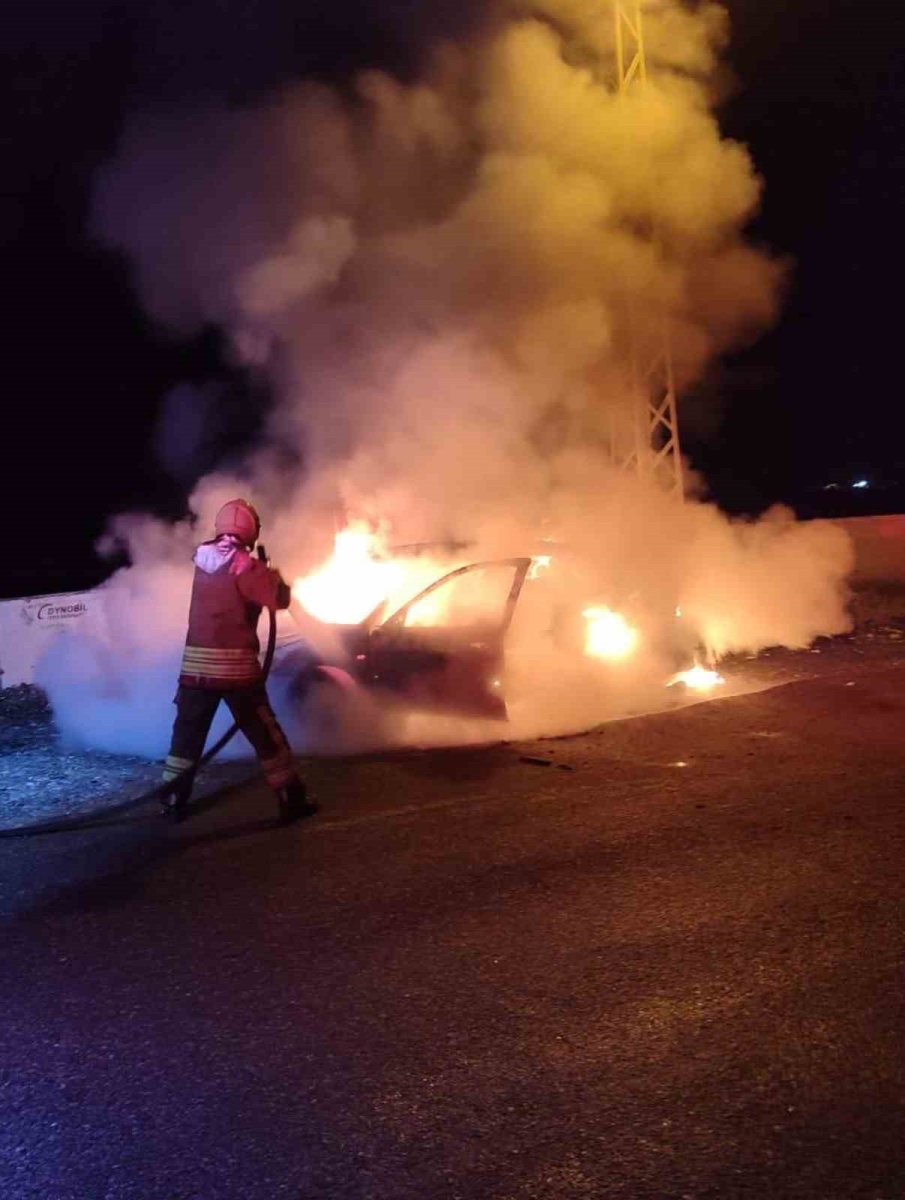 dortyolda-otomobil-alevlere-teslim-oldu