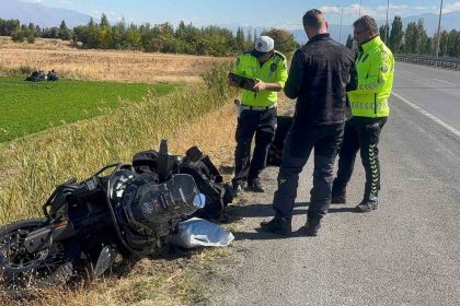 erzincanda-bariyere-carpan-rus-motosiklet-surucusu-oldu