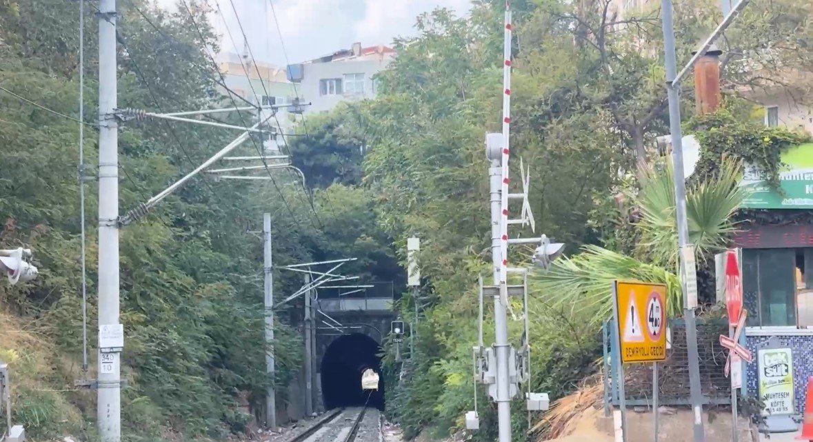 evlerin-altindan-gecen-114-yillik-tren-tuneli-mahalleyle-butunlesti