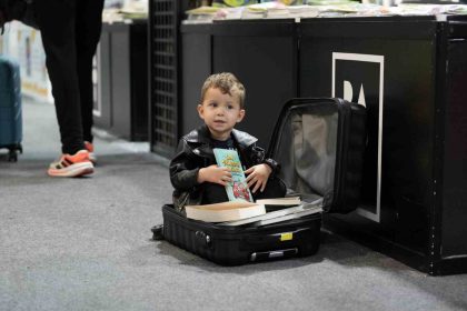 fuardan-valiz-dolusu-kitapla-cikiyorlar