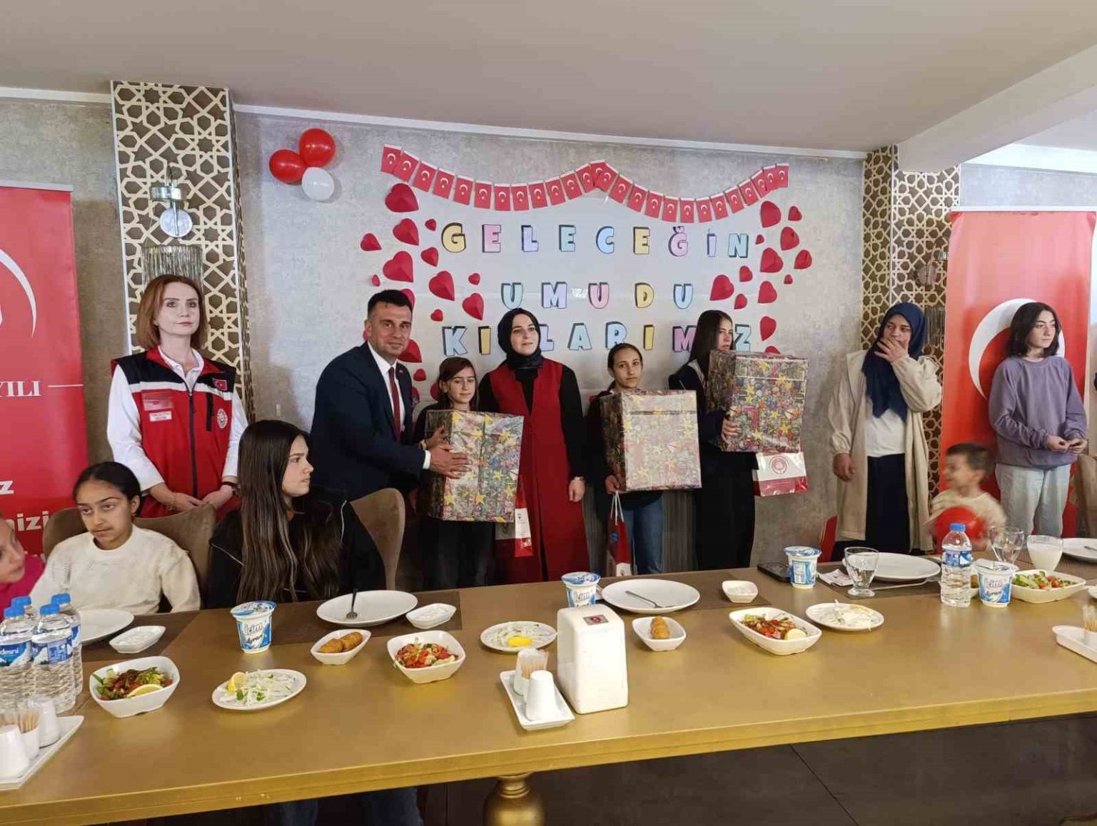 gelecegin-umudu-kizlarimiz-projesiyle-kiz-cocuklarina-destek