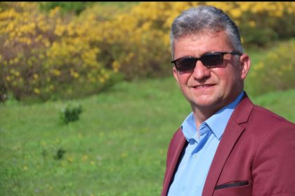 gemlikte-sahnede-kalp-krizi-geciren-giresunlu-sanatci-hayatini-kaybetti