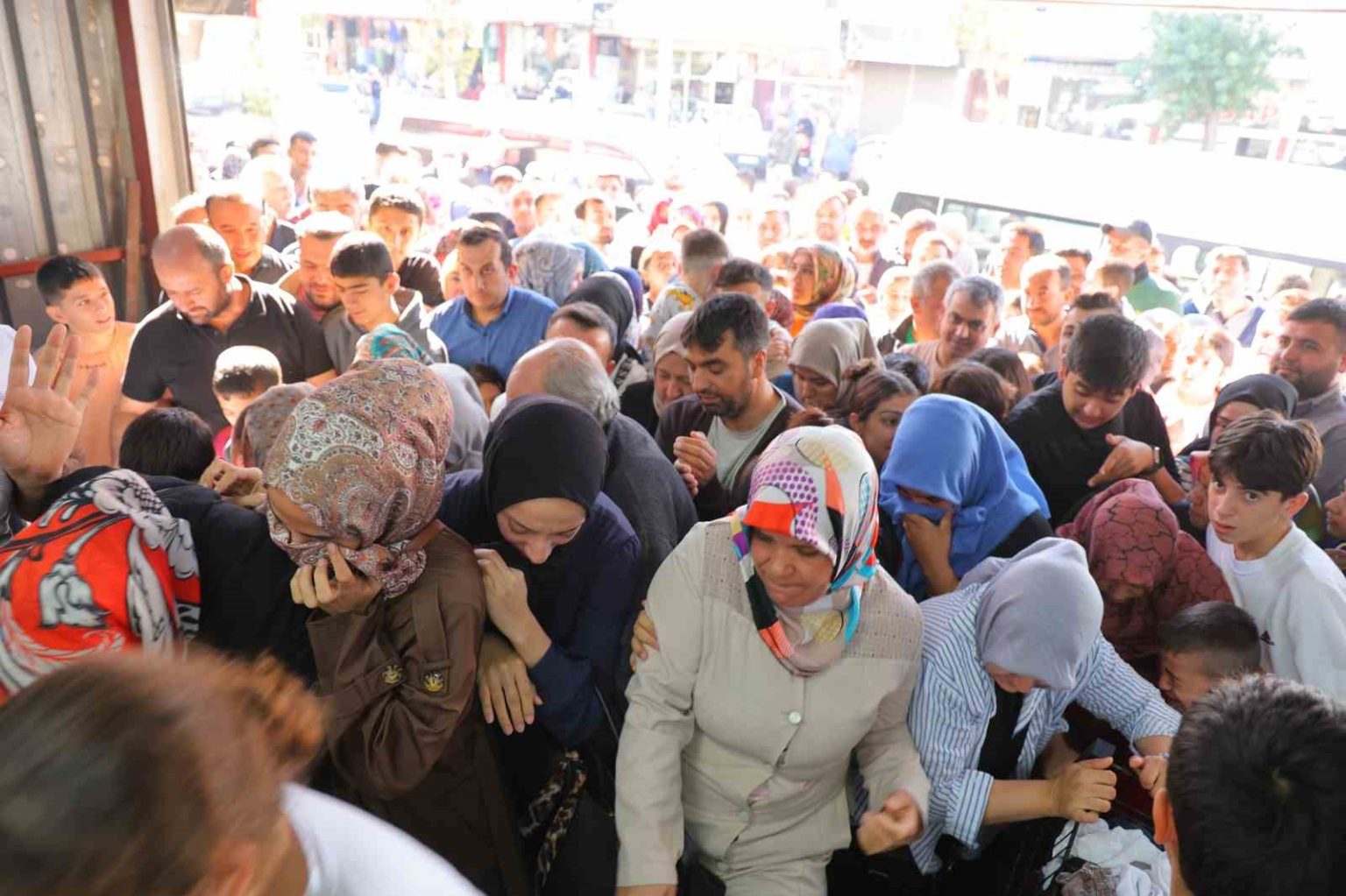 giyim-magazasinda-indirim-izdihama-neden-oldu