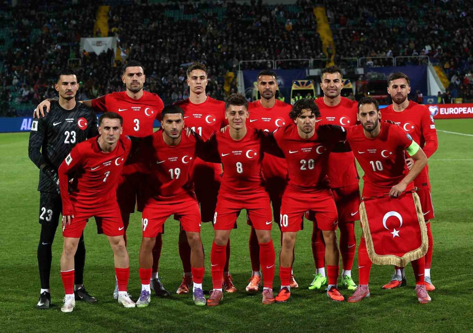 hakan-calhanoglu-100-kez-milli-formayi-giydi