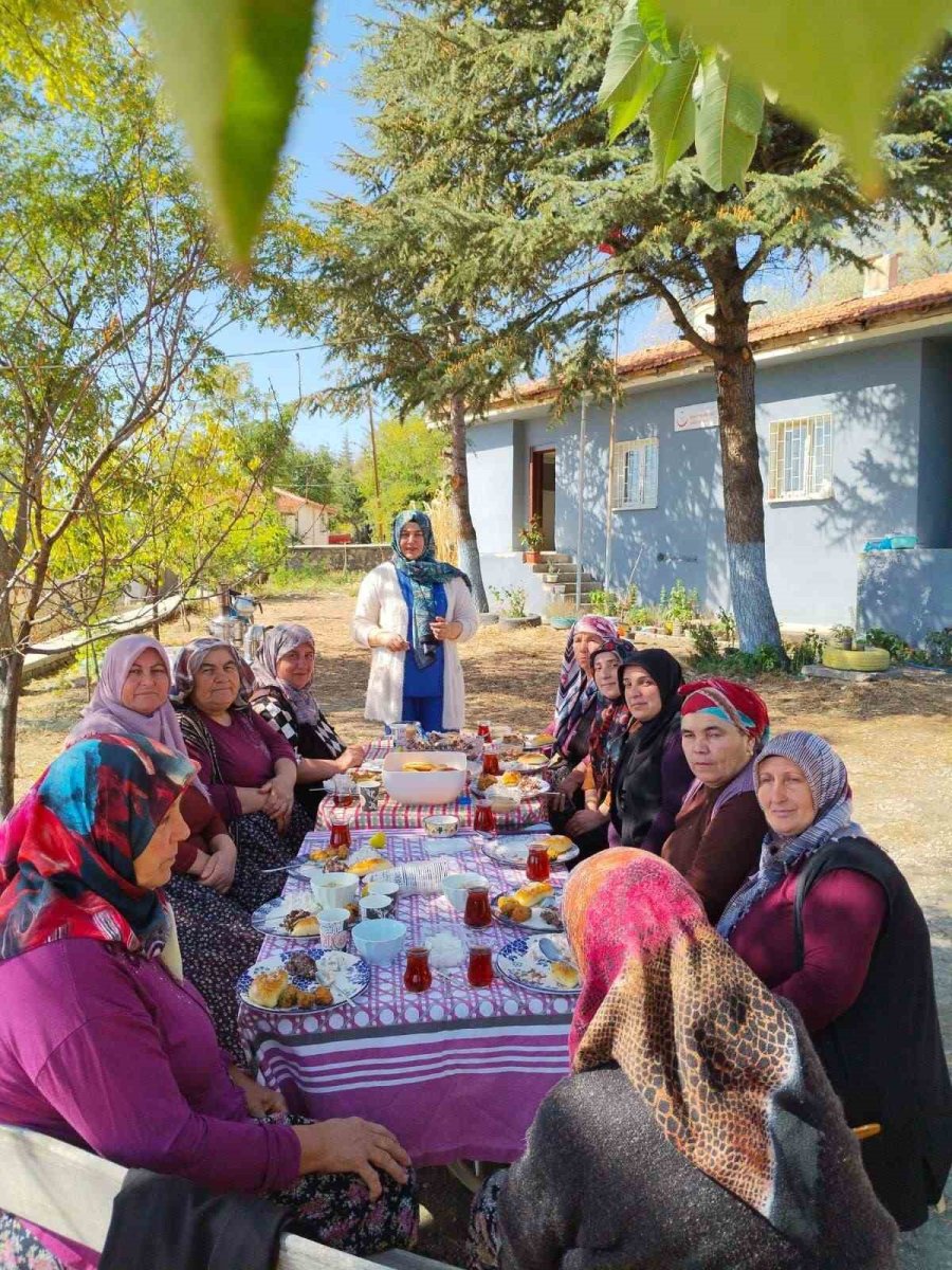 hatice-ebeden-cay-saatinde-saglik-bilgilendirmesi