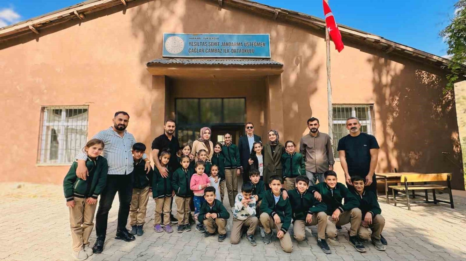 iki-ogretmen-binlerce-kilometre-yol-kat-ederek-sinirdaki-cocuklara-yardim-ulastirdi
