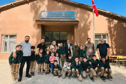iki-ogretmen-binlerce-kilometre-yol-kat-ederek-sinirdaki-cocuklara-yardim-ulastirdi