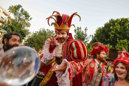 kaleici-sokaklarinda-renkli-kortej-gecisi