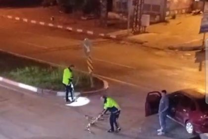 kaza-sonrasi-trafik-polisi-yolu-supurgeyle-temizledi