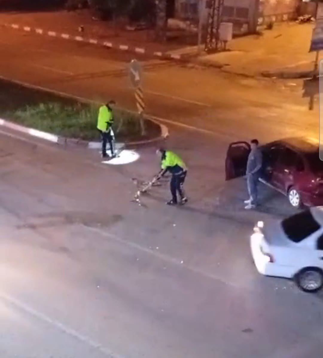 kaza-sonrasi-trafik-polisi-yolu-supurgeyle-temizledi