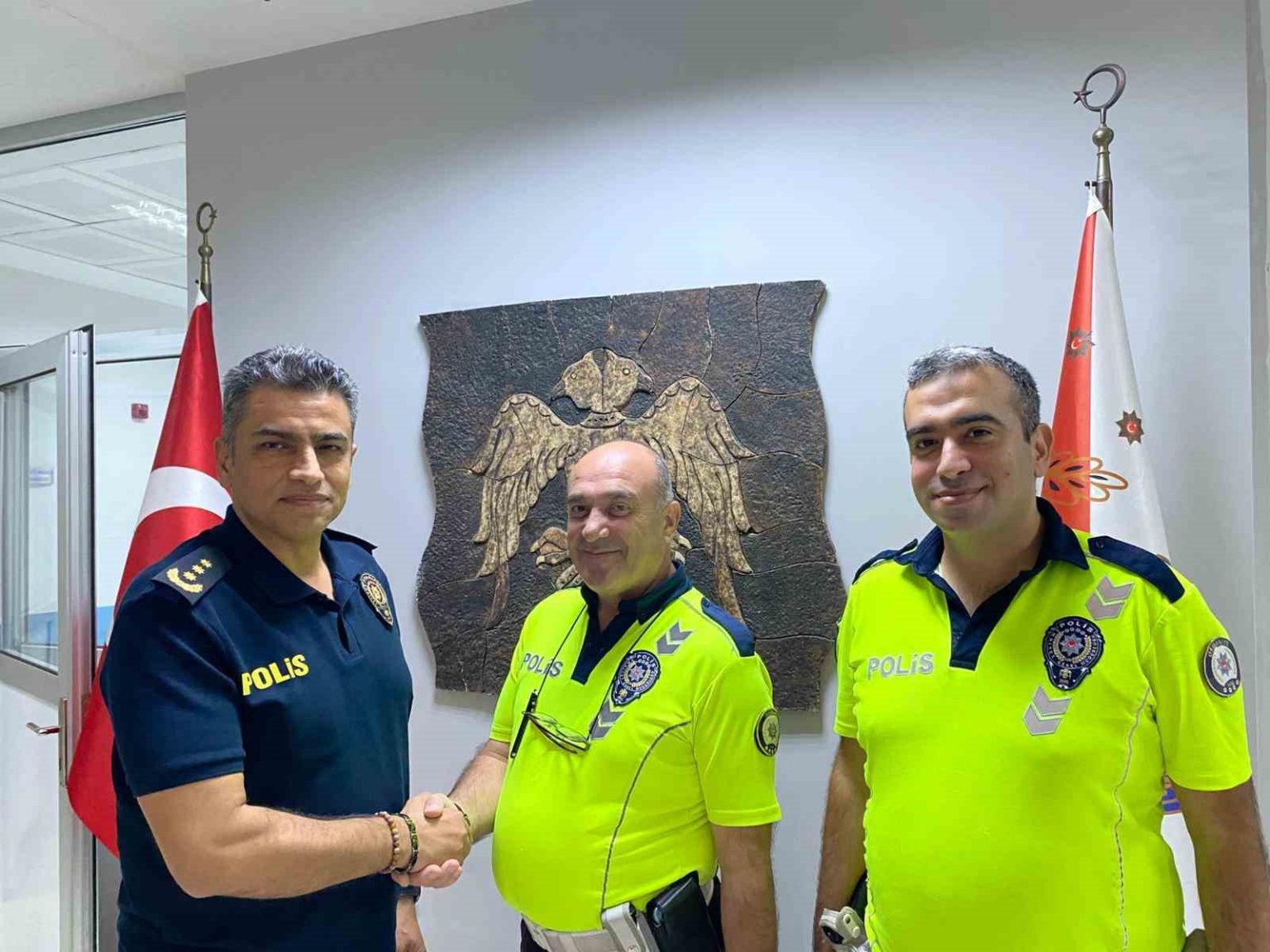 kaza-sonrasi-yolu-supuren-trafik-polislerine-emniyet-mudurunden-tesekkur