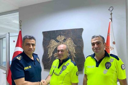 kaza-sonrasi-yolu-supuren-trafik-polislerine-emniyet-mudurunden-tesekkur