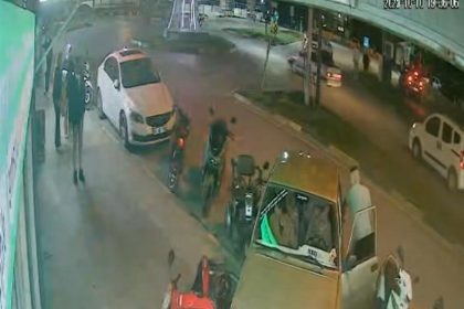 kaza-yaptiklari-araci-birakip-kactilar-kaza-ani-guvenlik-kamerasinda