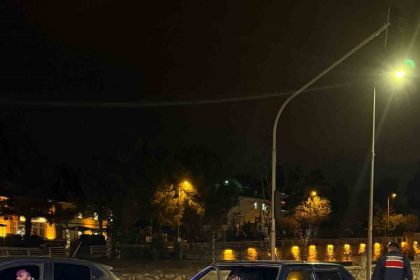 kirmizi-isikta-bekleyen-motosikletli-canindan-oluyordu