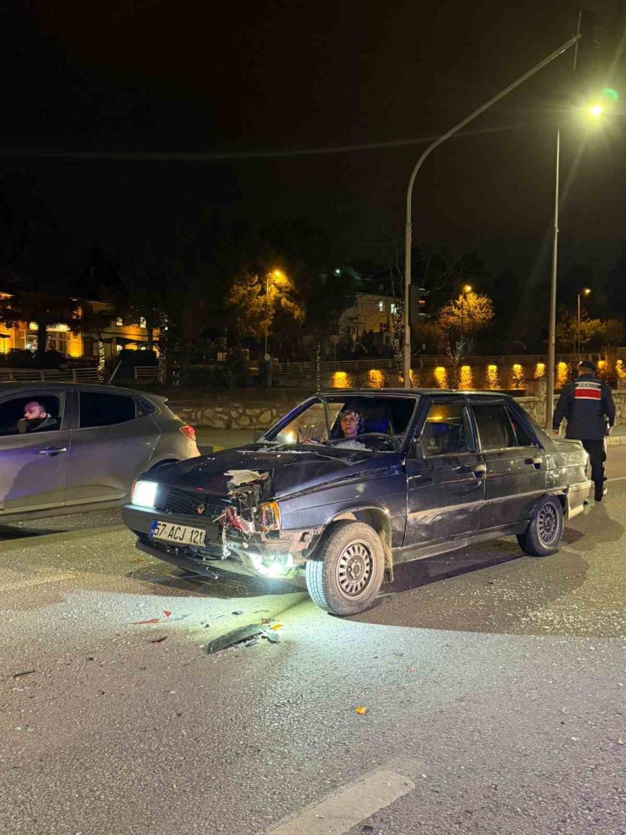 kirmizi-isikta-bekleyen-motosikletli-canindan-oluyordu
