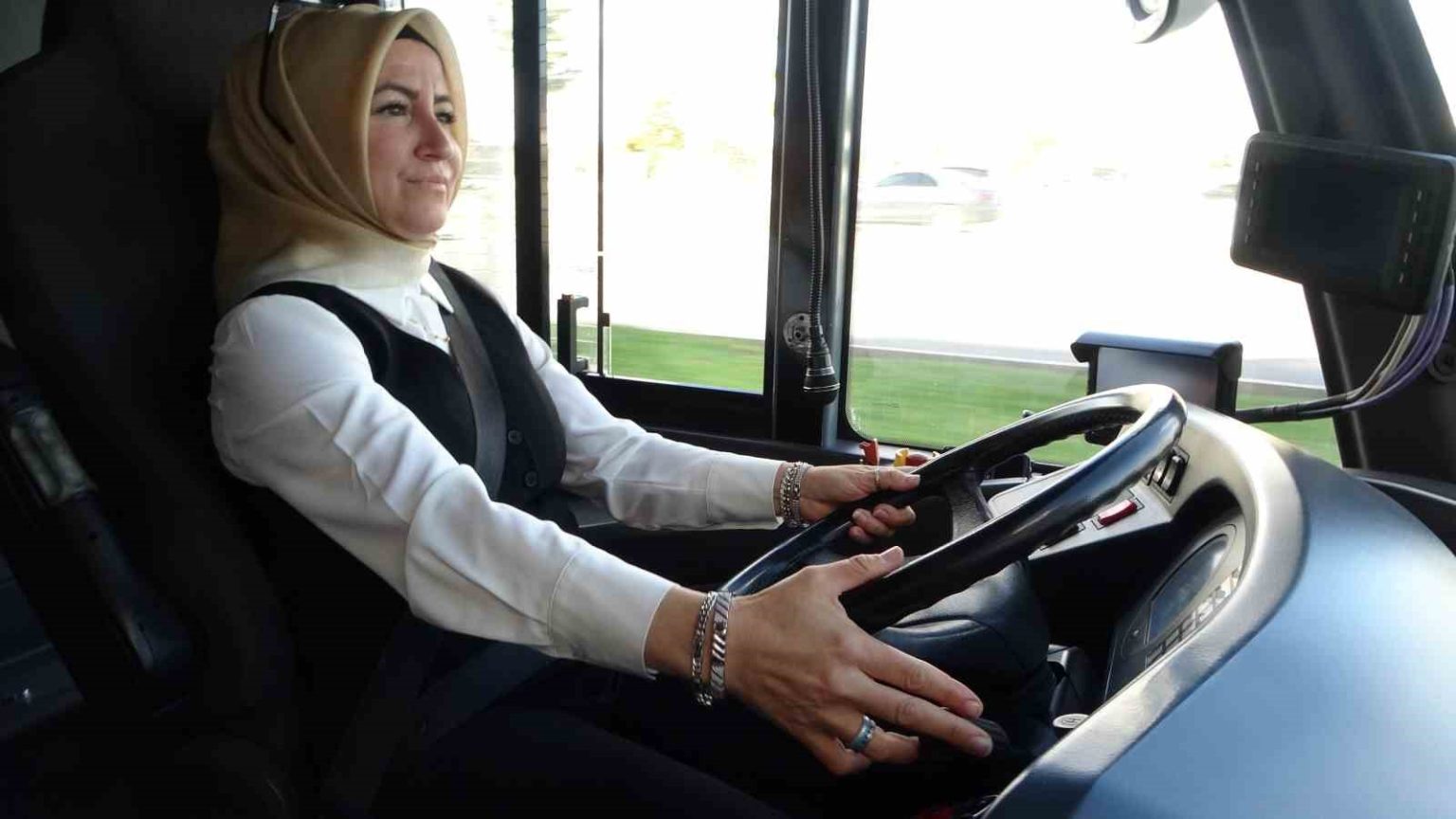 kizlardan-sofor-olmaz-dediler-simdi-trambusle-yollarin-tozunu-aliyor