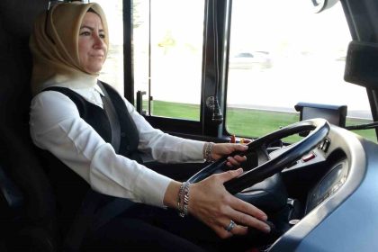 kizlardan-sofor-olmaz-dediler-simdi-trambusle-yollarin-tozunu-aliyor