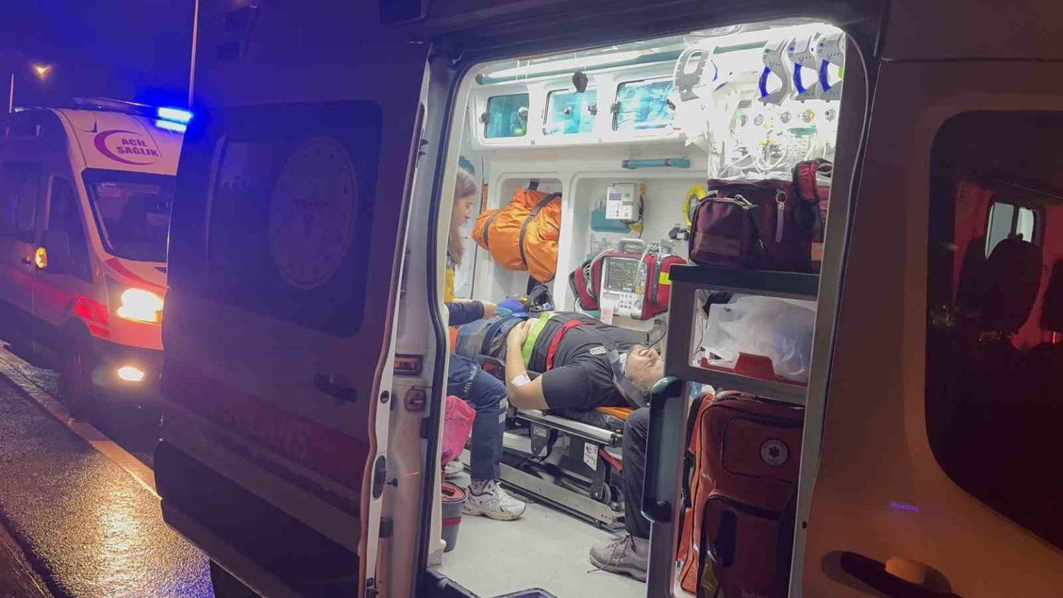 kocaelide-feci-kaza-surucu-yola-firladi-arac-ters-dondu