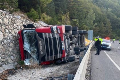 kontrolden-cikan-yem-yuklu-tir-devrildi